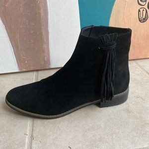 Gorgeous suede boots with fringe detail